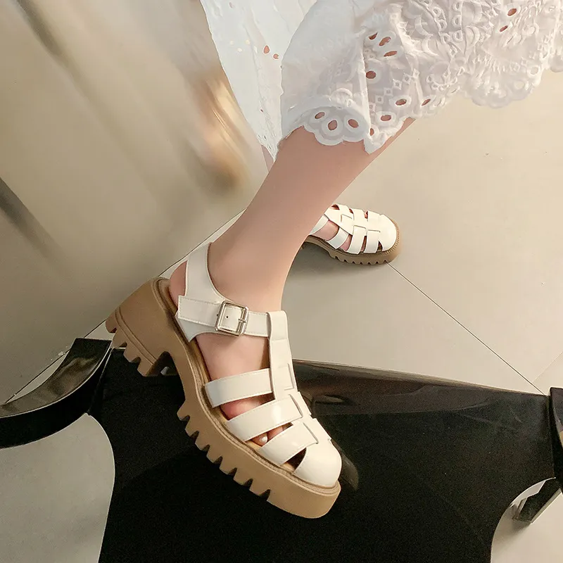 Fashion 2024 Schuhe Frauen Lady Pantoffeln gleitet klassische Flachabsatz Sommer Big Flip Flops Leder Pantoffeln Frauenschuhe