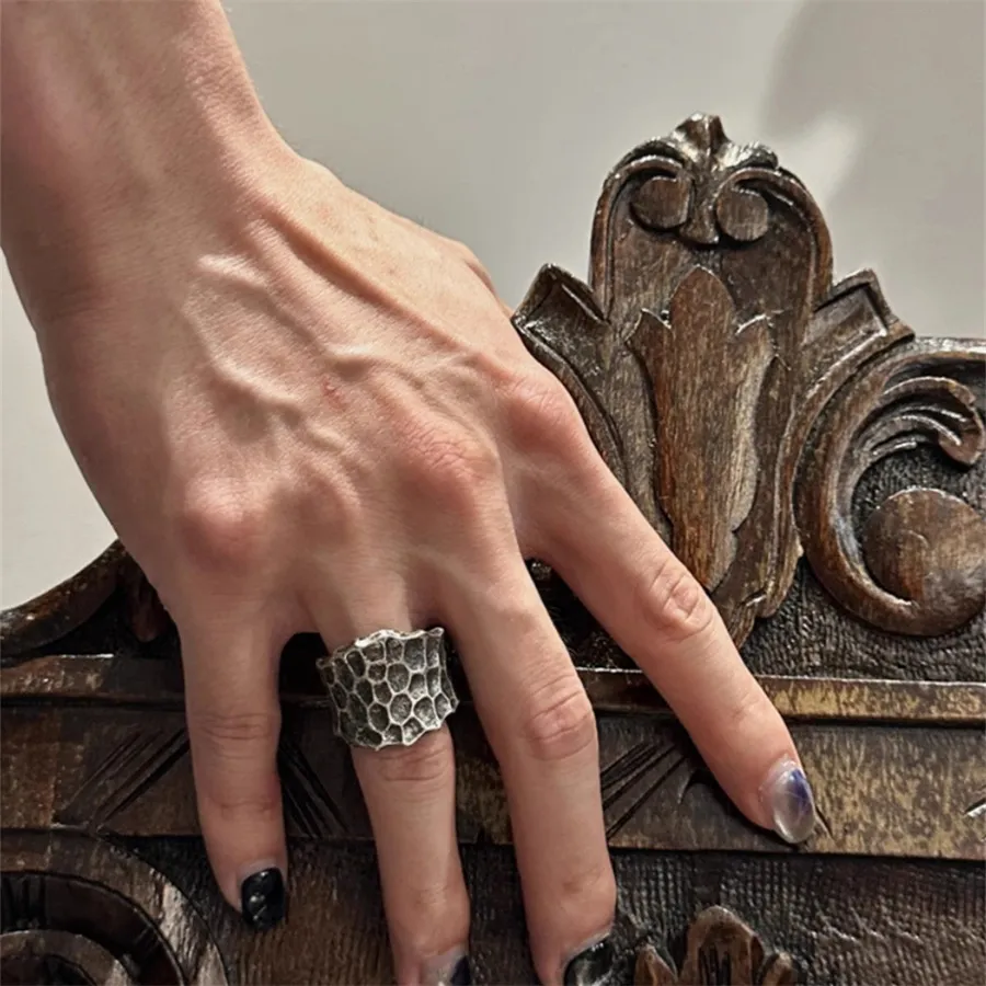 Dunkle Hand gehämmert Meteoritenkrater 925 Sterling Silber Ring für Männer und Frauen modlich leichter Luxus fortgeschrittenes Ins Pioneer Design