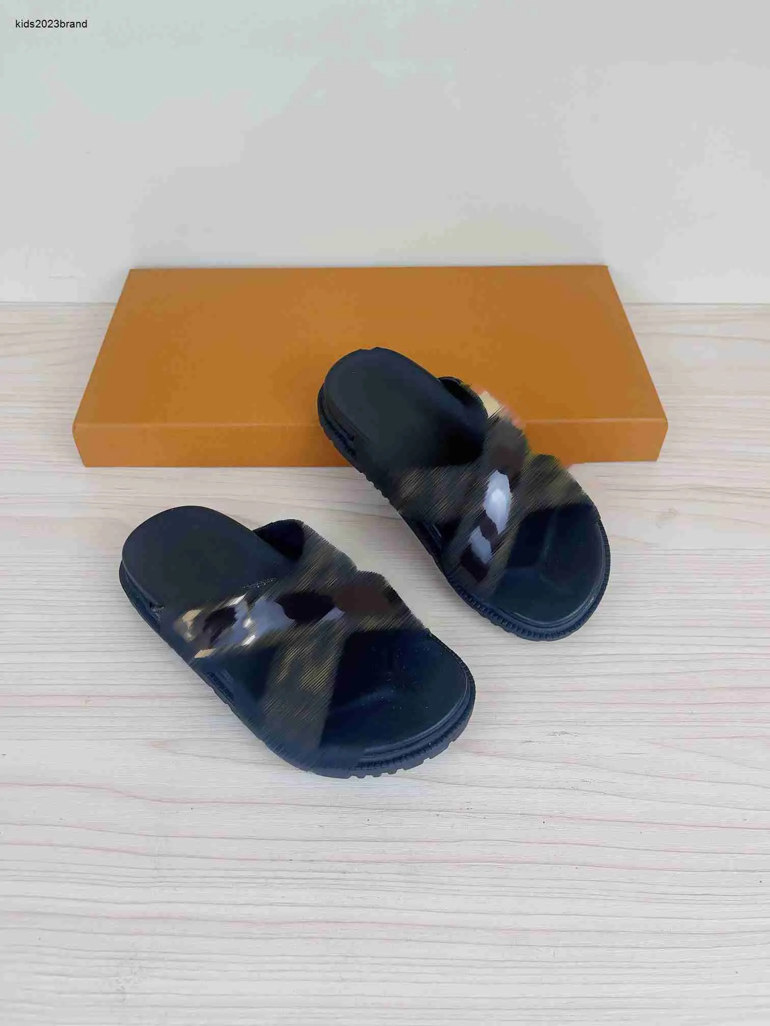 Designer Slides Kids Sandals Letter Printed Cross Woven Tape Baby Slippers Storlek 26-35 Summer Barnskor Box Packaging Juni25