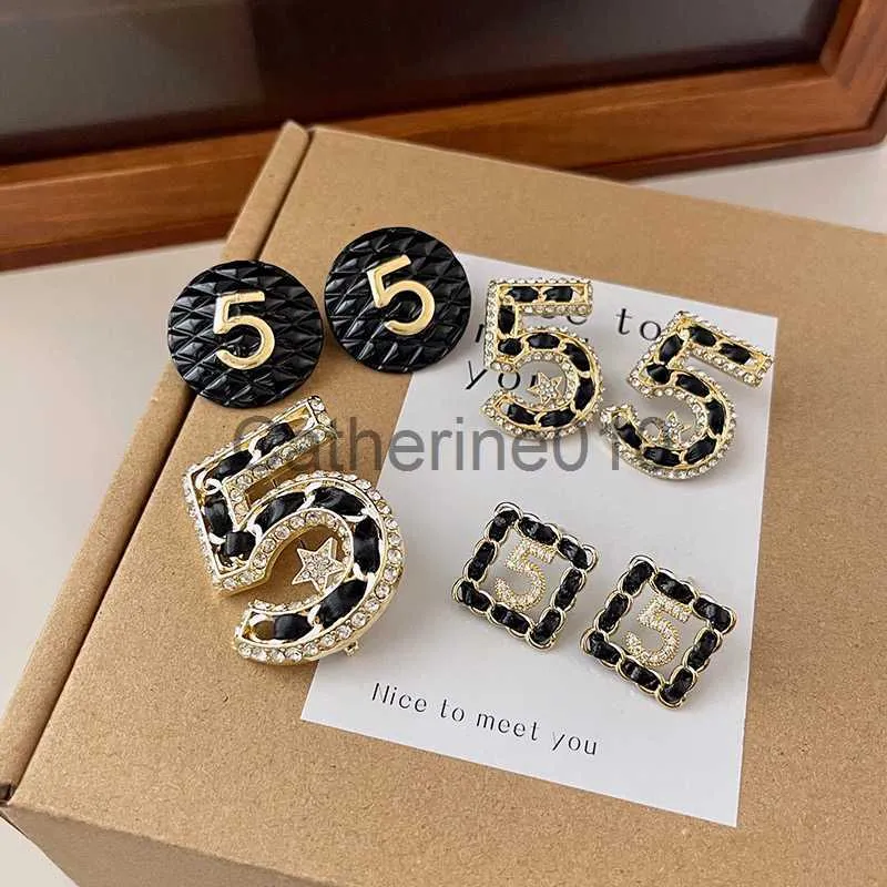 Charm Classics Pu Woven arics Brooch Fashion Black Metal Number 5 أقراط بروش مجموعة مجوهرات رائعة للنساء J230817