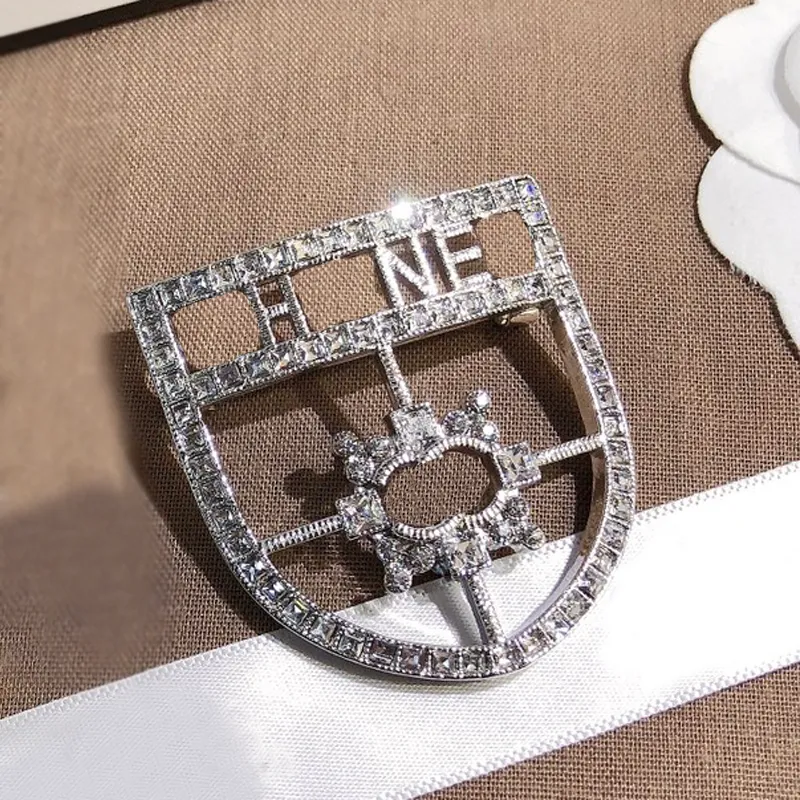 Luksusowe kobiety projektantki marki Brawoles 18k złota platowana stal ze stali nierdzewnej kryształowa biżuteria broszka urok urok pinów kobiet w przyjęciu na przyjęcie weselne akcesoria