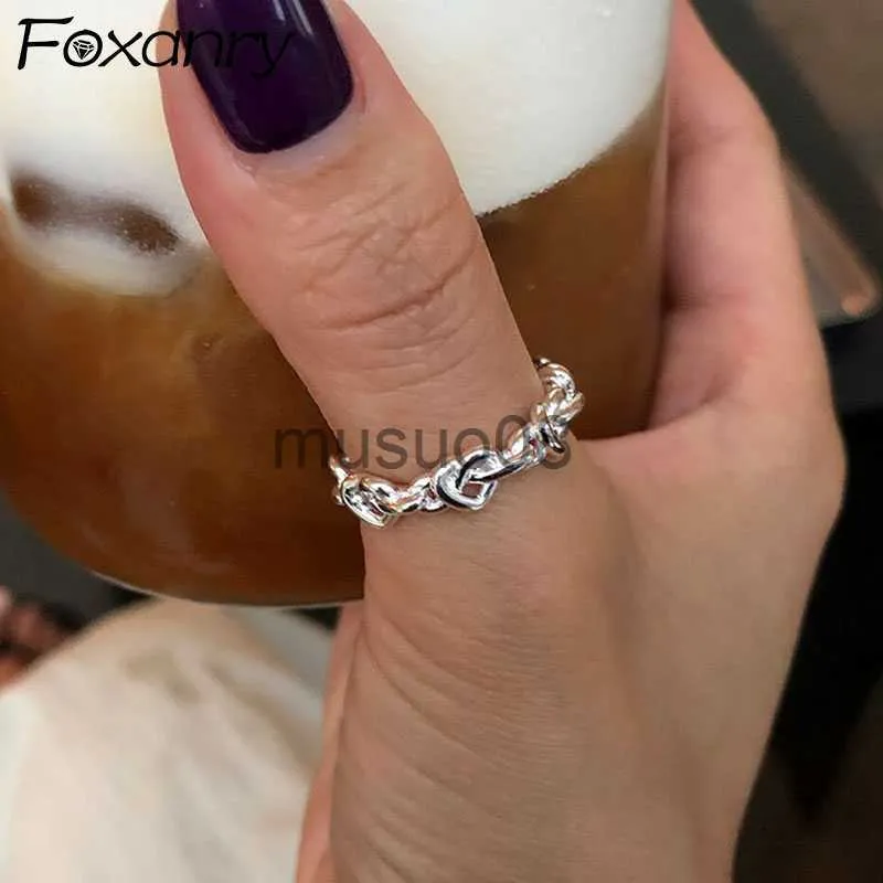 Band Ringen FOXANRY Zilveren Kleur Ringen voor Vrouwen Trendy Elegante Creatieve Weeftextuur LIEFDE Hart Meisje Partij Sieraden Verjaardagscadeautjes J230817