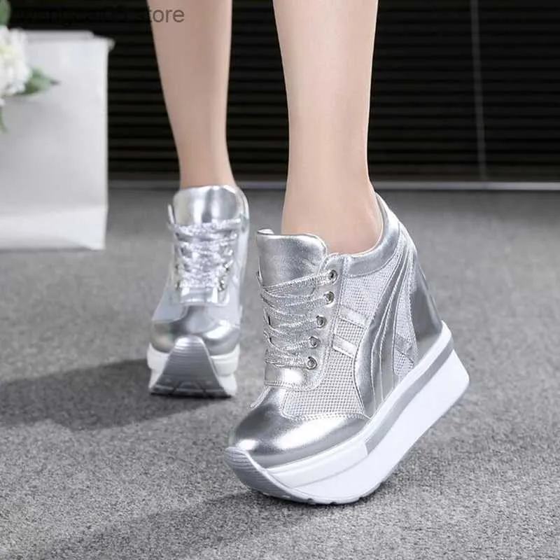 Nieuwe Dames Zomer Mesh Platform Sneakers Lente Wit Zilver 10CM Hoge Hak Wiggen Outdoor Schoenen Ademende Casual Schoen voor Vrouwen T230818