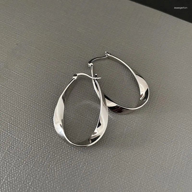 Boucles d'oreilles Mobius Strip Ear Clip Women Ins Simple and Light Luxury Graceful Influencer Circle Circle Bracelet Geom