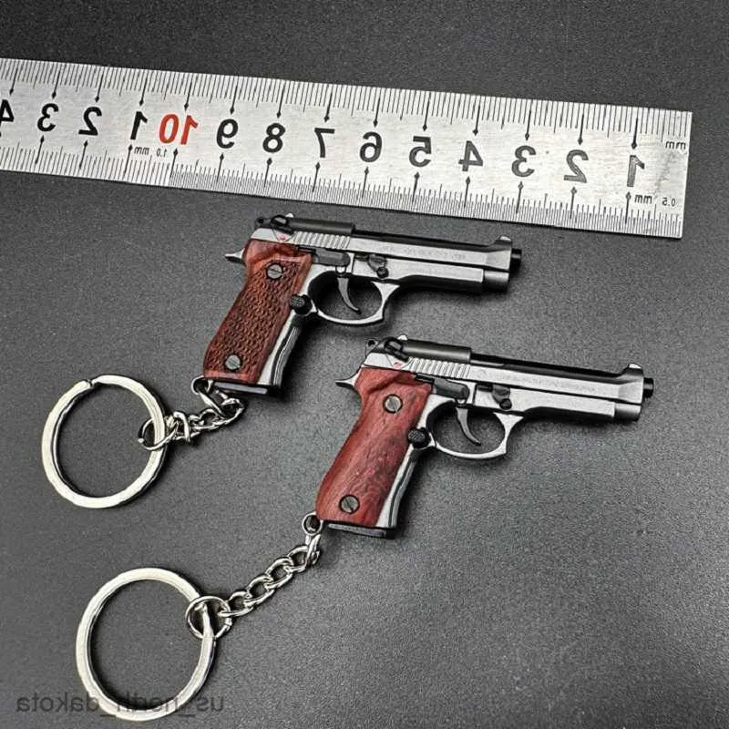 Novelty Items 2023 Scale Wooden 92F Alloy Pistol Keychain Mini Gun Weapon Model Keyring For Kids Gift R230818