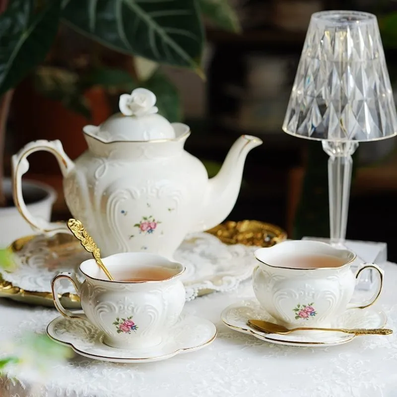 Mugs Europe Tea tasse et soucoupes Set Floral Ceramic Mug Café avec assiette de dessert Rétro Rose Relief après-midi 230817