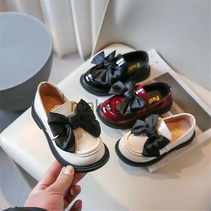 Zapatillas de cuero para niñas de zapatillas de cuero para niños de diseño para niños se deslizan en el zapato de pisos para niños J230818