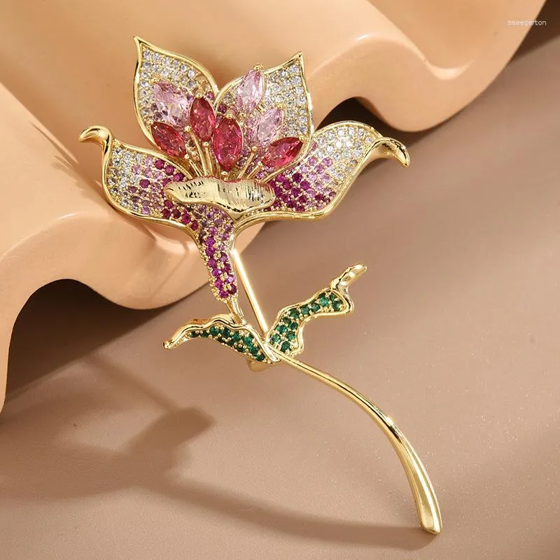 Broches 2023 Luxe Volledige zirkoon Lily Flower Vrouwelijke pak jas winterbroche bruiloft sieraden elegante pincode