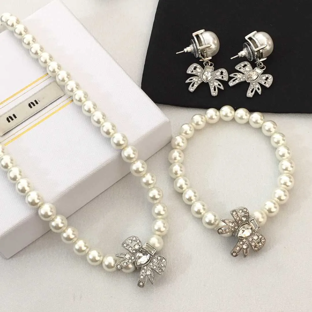 Varumärkesdesigner Miumiu Fashion Halsband Ny Bow Knot Pearl Kvinnarmband med hög kvalitet och temperament ins söta diamant kassakedjan tillbehör smycken