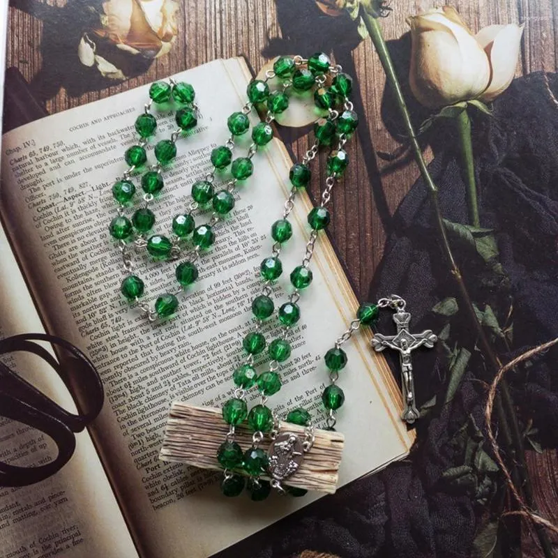 Pendanthalsband Cottvovintage Green Pray Bead Chain Chaplet Rosary Necklace Religious Crucifix Cross Our Lady Medal smycken Katolsk