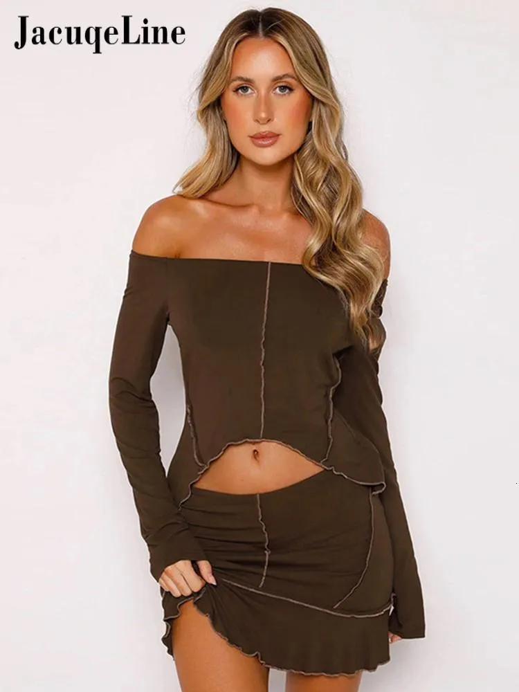 Tvådelad klänning Jacuqeline Autumn Irregular Ruffles Set for Women Off Shoulder Long Sleeve Crop Top och Bodycon Short Kirt Matching Set 230818