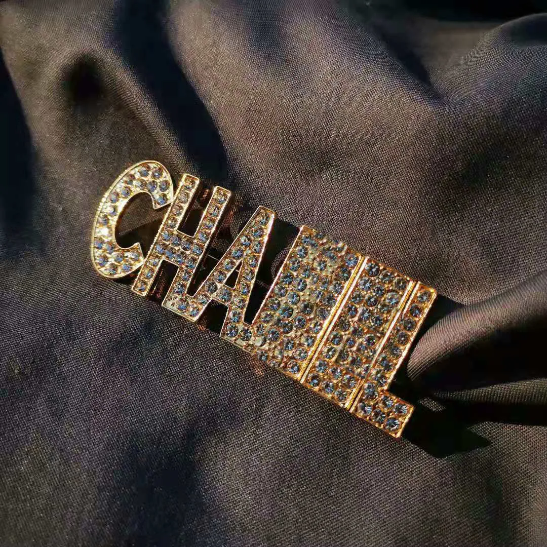 Marka 18K złoty luksusowe broszki projektanta biżuteria Kobiety Rhinestone Pearl Letter Broothes Suit Pin moda biżuteria Kobiety