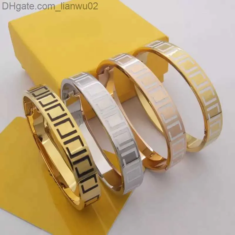 Brazalete Europa América Diseñador superior Joyería Dama Mujer Titanio Acero Negro Blanco Esmalte Grabado Letra 18K Oro Brazalete Pulsera 4 Color Z230819