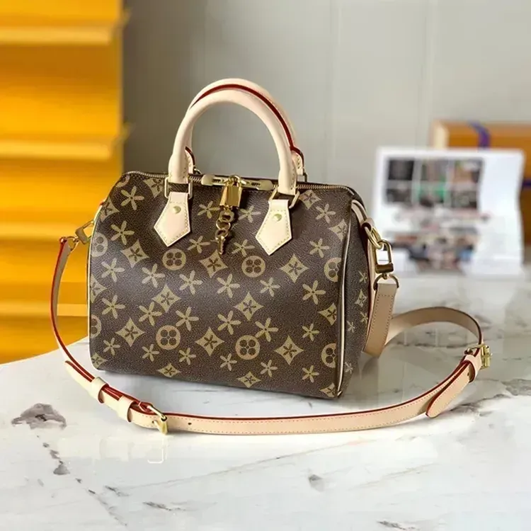 Ladies purse with lock new arrivals
