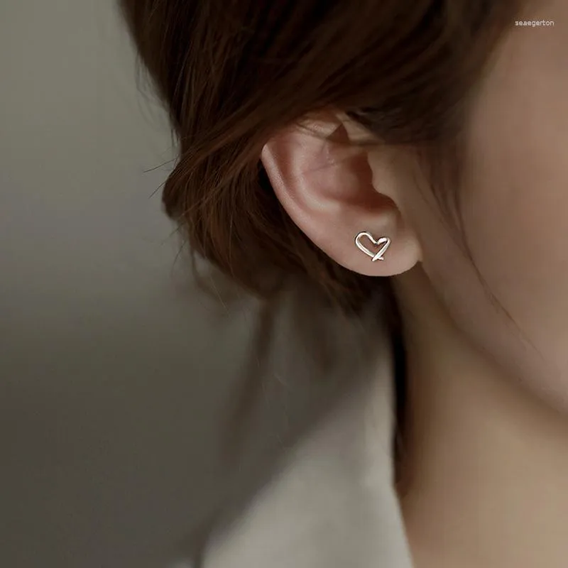 Boucles d'oreilles en forme de coeur pour les femmes sweet girl mini creux mode simple ornement de style japonais wholesa