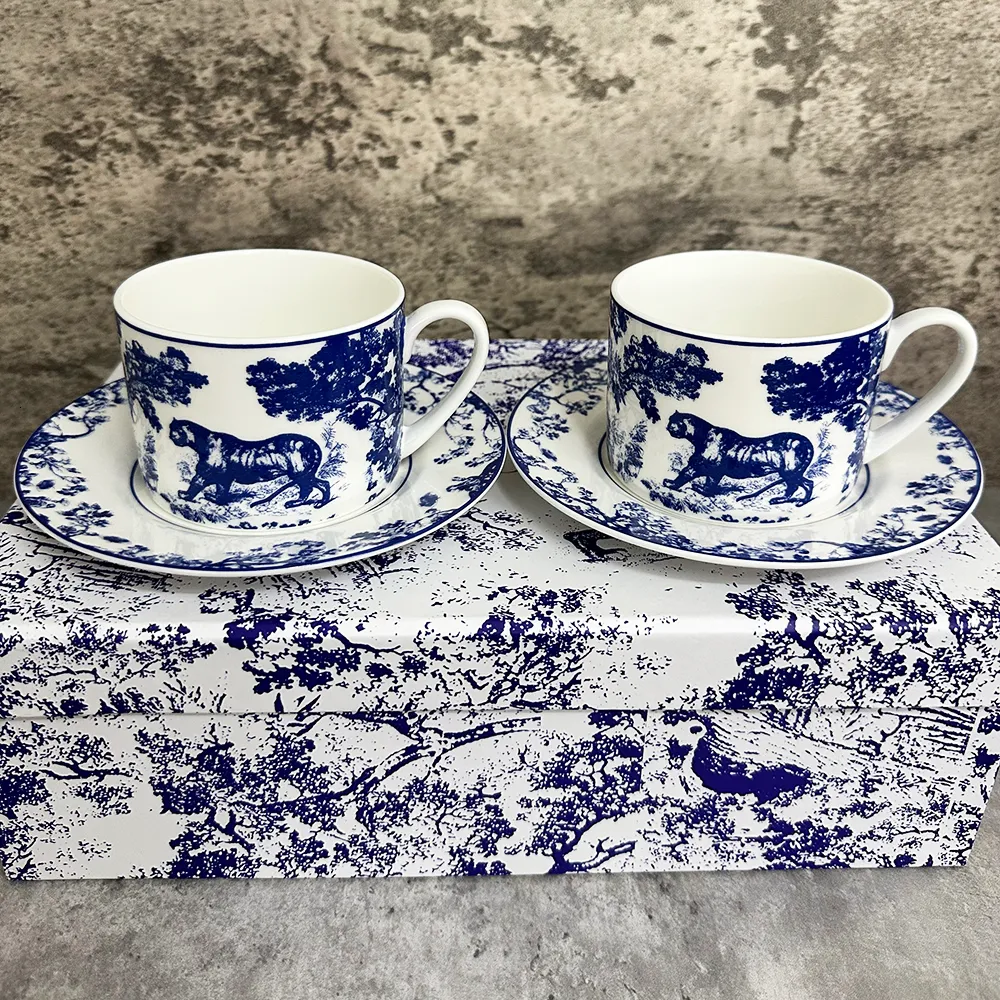 Mugs Nordic Design Bone Porcelain Coffee Cups Vintage Ceramic Onglazed Advanced Tea and Saucers sätter lyxgåvor 230817