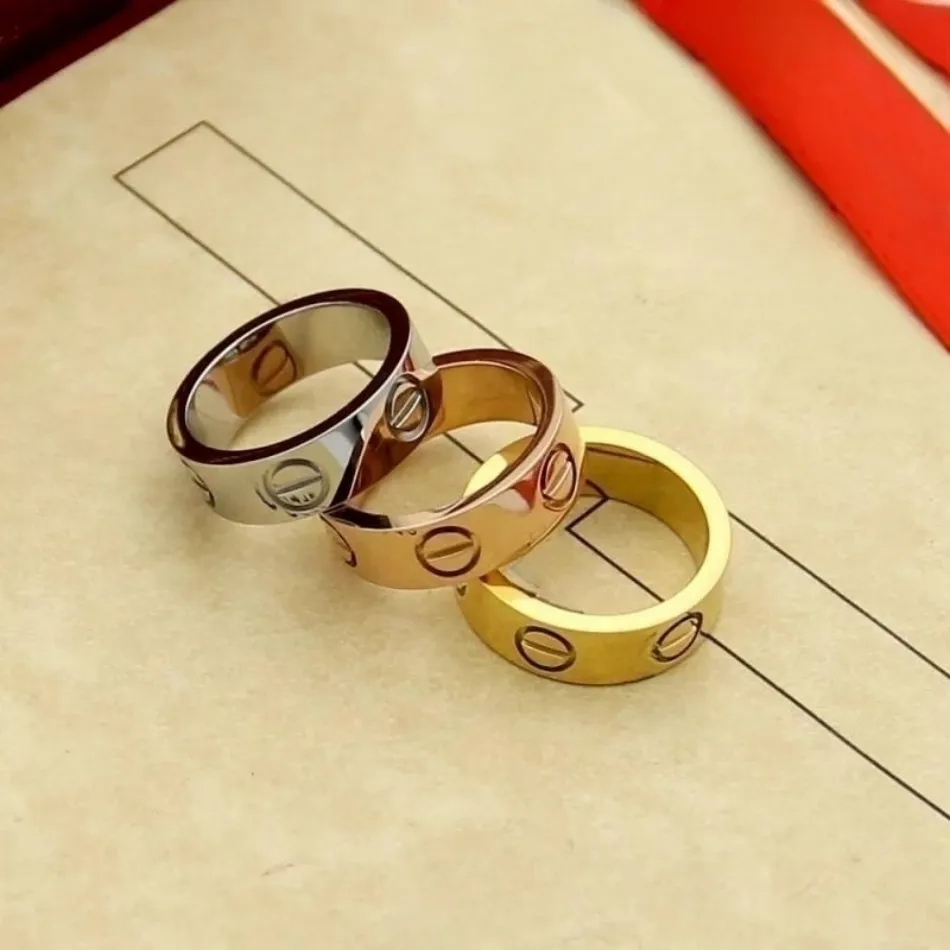 Designer Ring Ove Ring for Woman Luxury Ring Designer smyckesdesign Sense 5mm och 6mm bredd Kvinnoringar finns i olika storlekar i 18K guldpläterad.