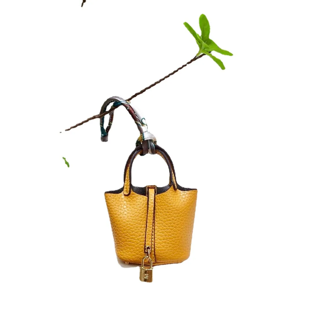 Panier de légumes en cuir artificiel simple Ensemble pendentif Creative Headset Car Keychain Leather Mini Back Sac Ornements pour femmes