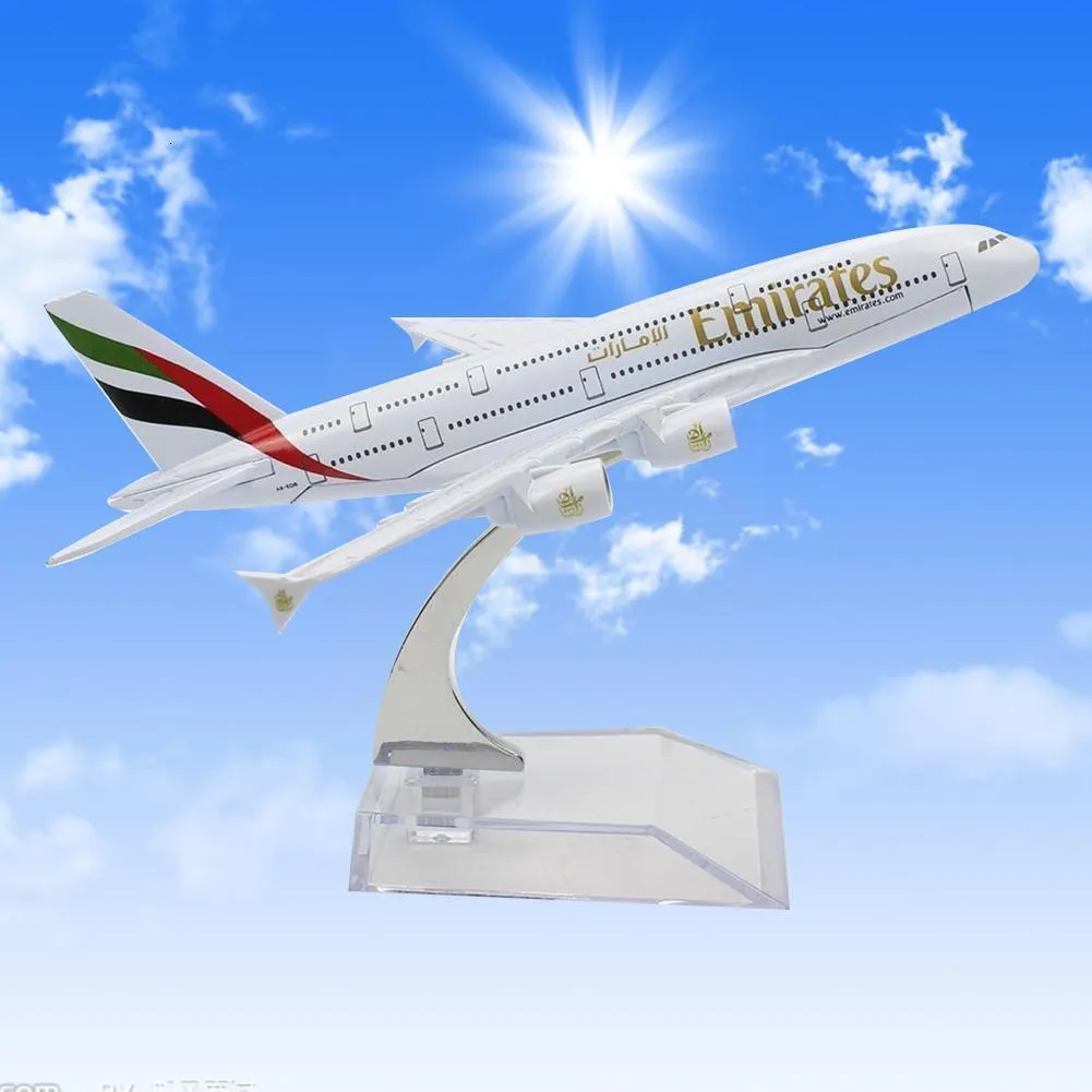 Aircraft Modle Simulation Scale VAE Verenigde Arabische vliegtuigmodel Bracket Airline A380 Transparant vliegtuigspeelgoed met legering Licht presenteert V5I4 230818