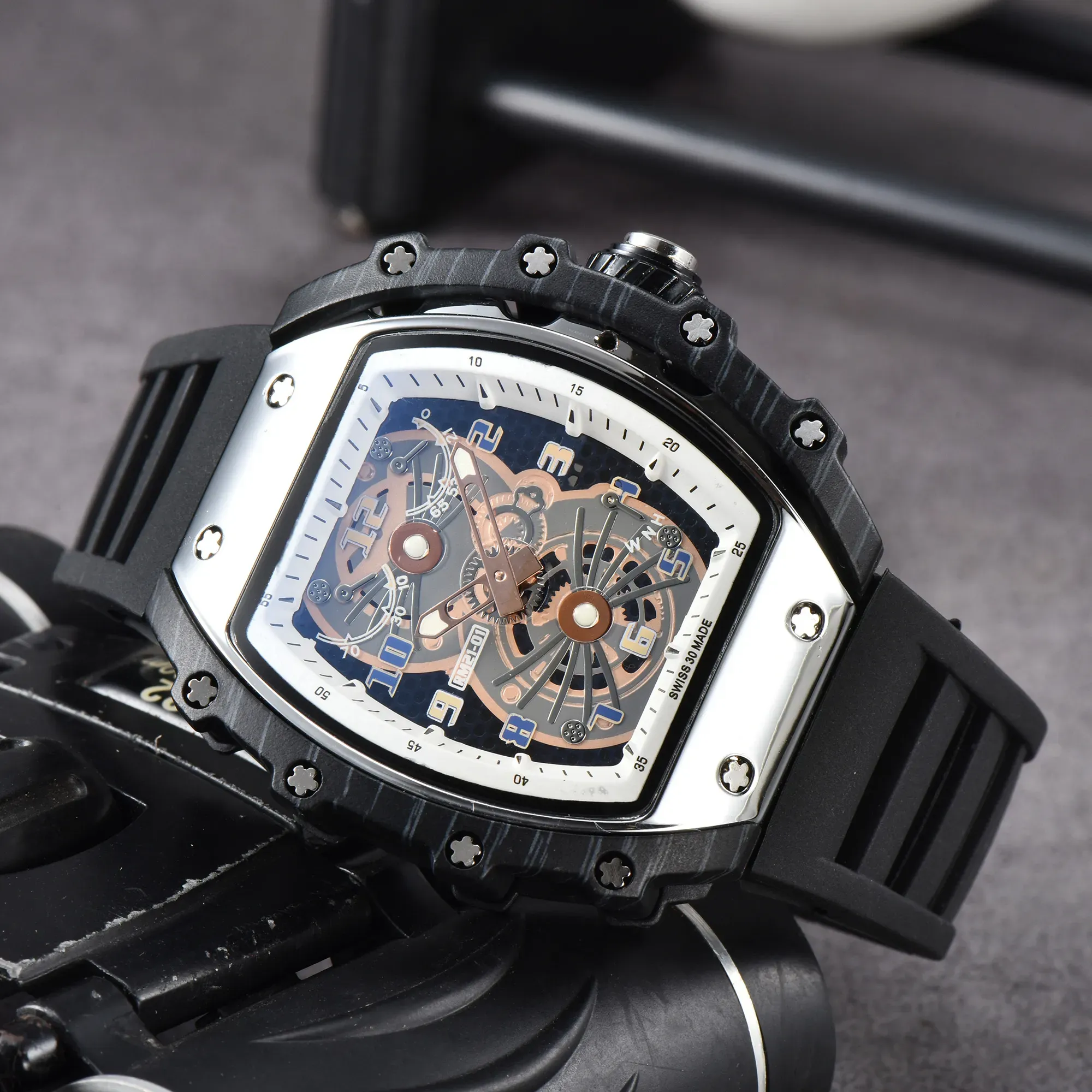 Trendy Watch for Men Quartz Movement Brand WistWatch Rubber Strap Business Sports透明な時計ミラーバッテリーメンズギフト