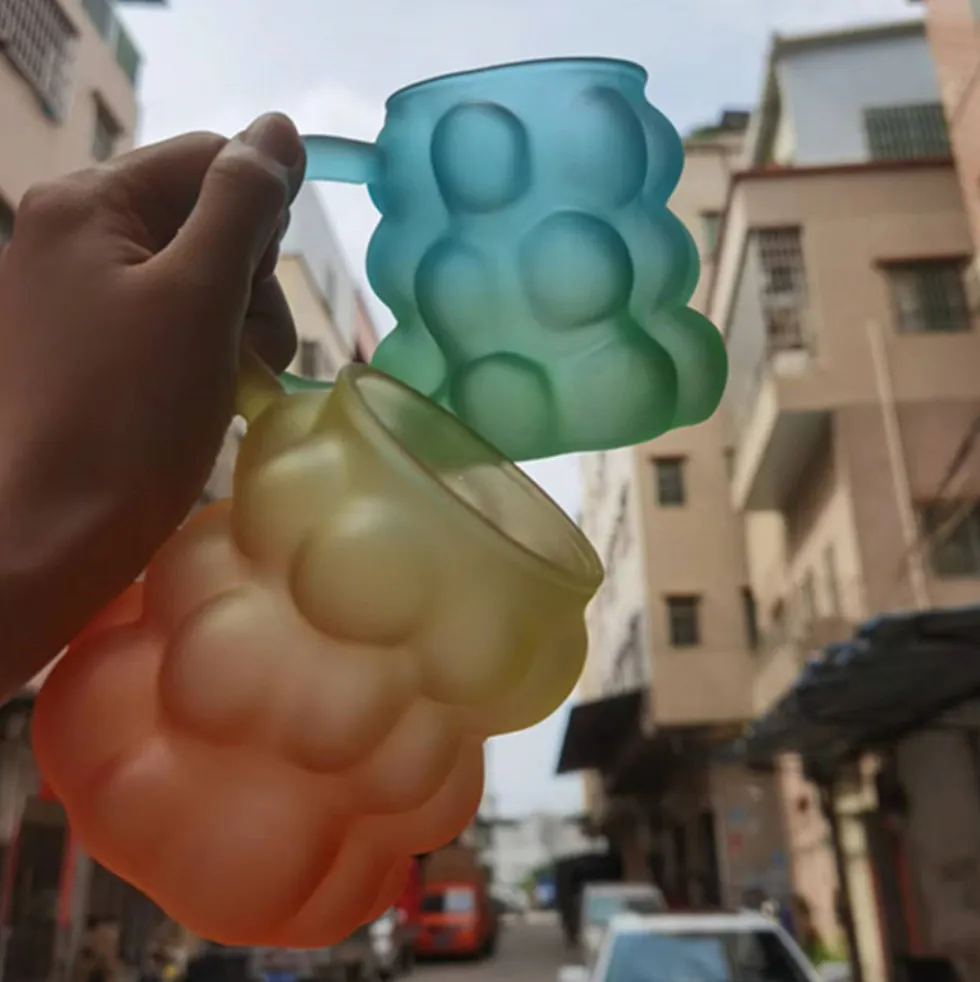 La dernière main de raisin de 12 oz tient la tasse à café en verre, de nombreux styles au choix, prennent en charge la personnalisation de n'importe quel logo