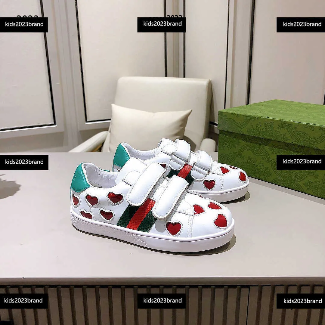 Kinderen Casual schoen Hollow Out Red Heart Decoratie Kind Sneakers Hoge kwaliteit Babyschoenen Nieuwe aankomst Schoenendoos Kinderschoenen