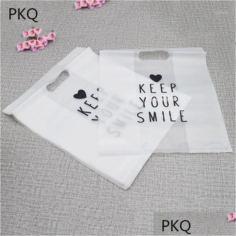 Emballage Cadeau 100Pcs / Lot Sac En Plastique Givré Translucide Avec Poignées Gardez Votre Sourire Petit Emballage Sacs 24X30 Cm En Gros 6/27 Drop De Dhxqr