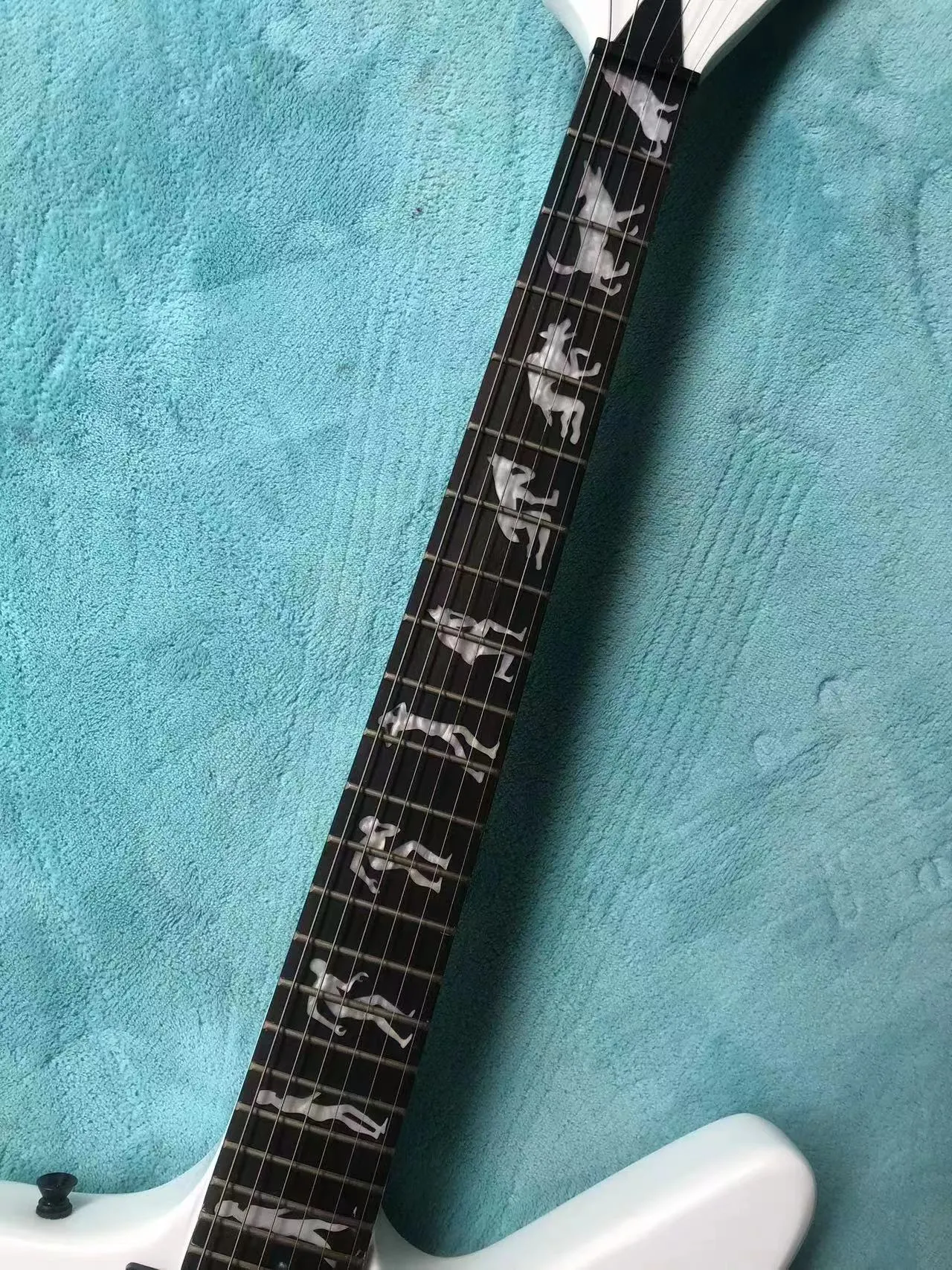 James hetfield on sale wolf guitar