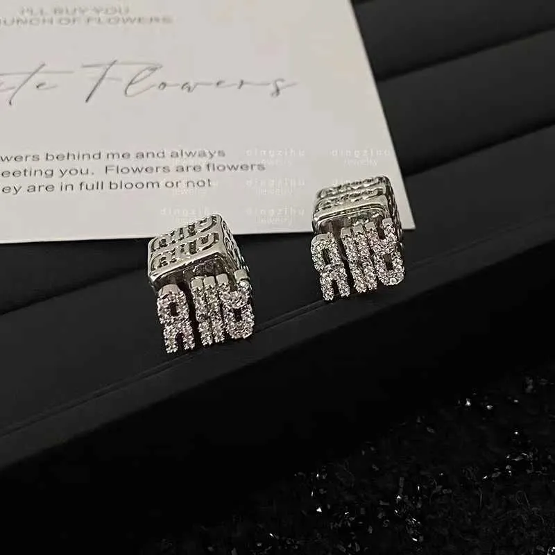 Top Designer MiuMiu Fashion Boucles d'oreilles Full Diamond Letter for Women's Light Luxury Front and Rear 3D Square with a Small Design Boucles d'oreilles Accessoires de luxe Bijoux