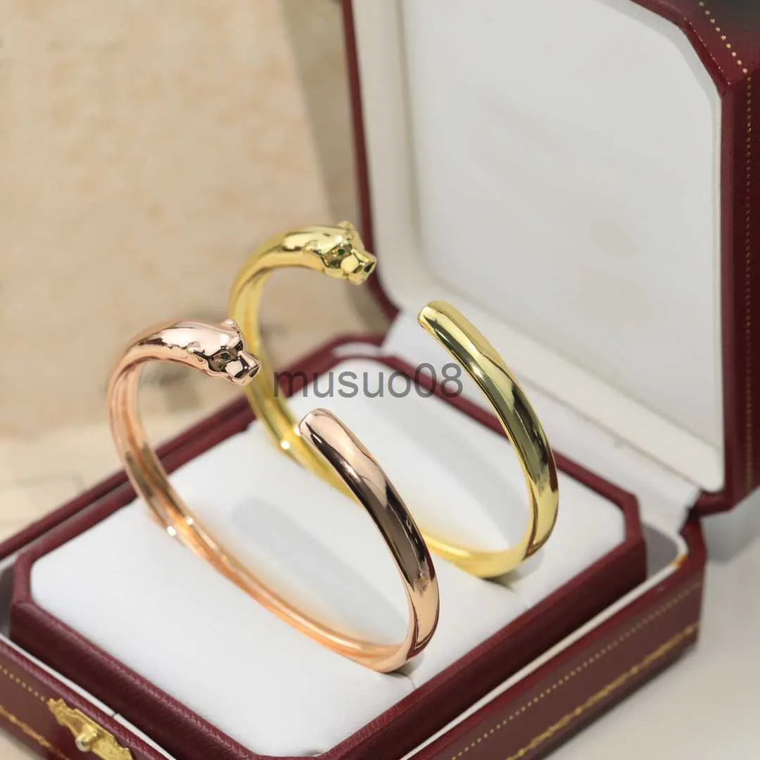 Bracelet V GOLD Bracelet Léopard Lisse pour femmes Top designers styles de conception Bracelet ouvert pour femmes Bijoux de mode de luxe léger J230819