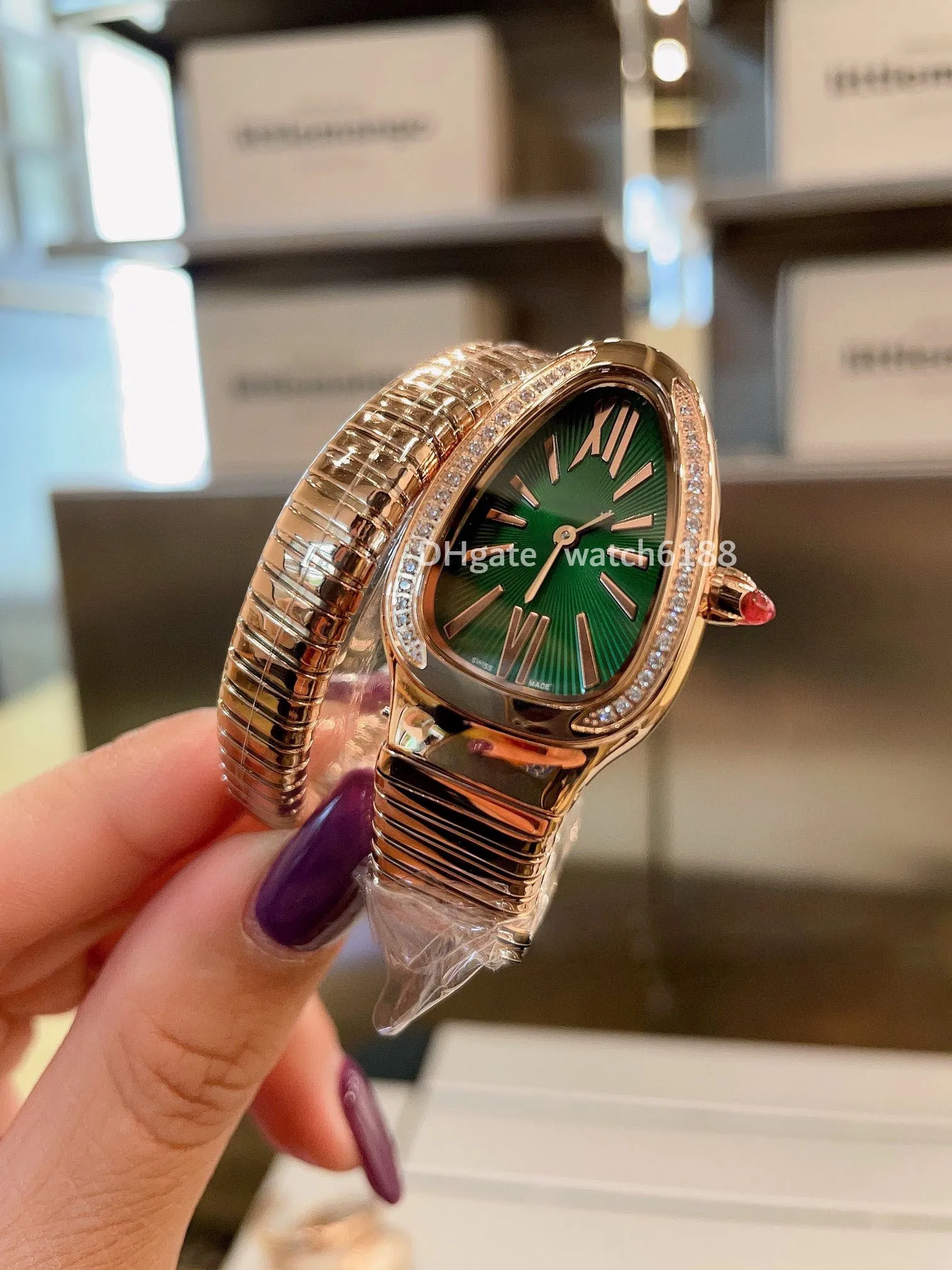 Rose Gold Women's Wellow Quartz Movement Green Dial Padrão de sol Aço inoxidável Blue Crown Denso Bottom Roman Numérico Exibir Snake Head Lady Watches