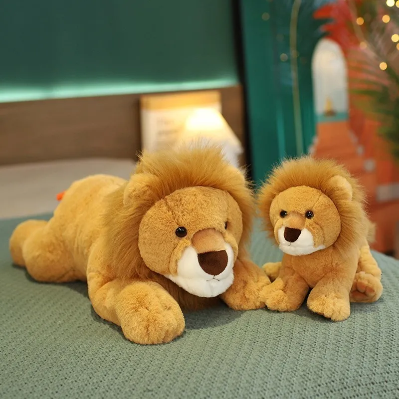 Simulazione di bambole peluche sdraiata sdraiata bambola da leone peluche giocattoli di peluche morbido grazioso divano leone divano letto cuscino cuscino per bambini regalo di compleanno per bambini 230818