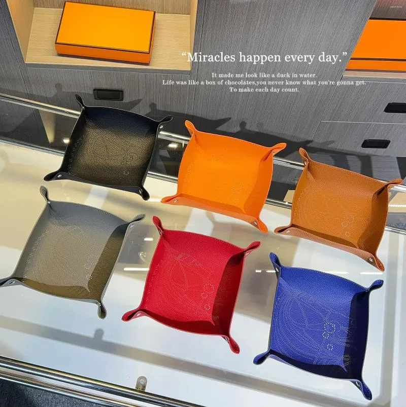 Smyckespåsar 2023 SUMMER TOPPLATS COWHide Tray Fashion Packaging Box Set In Accessories Decoration Presentföremål