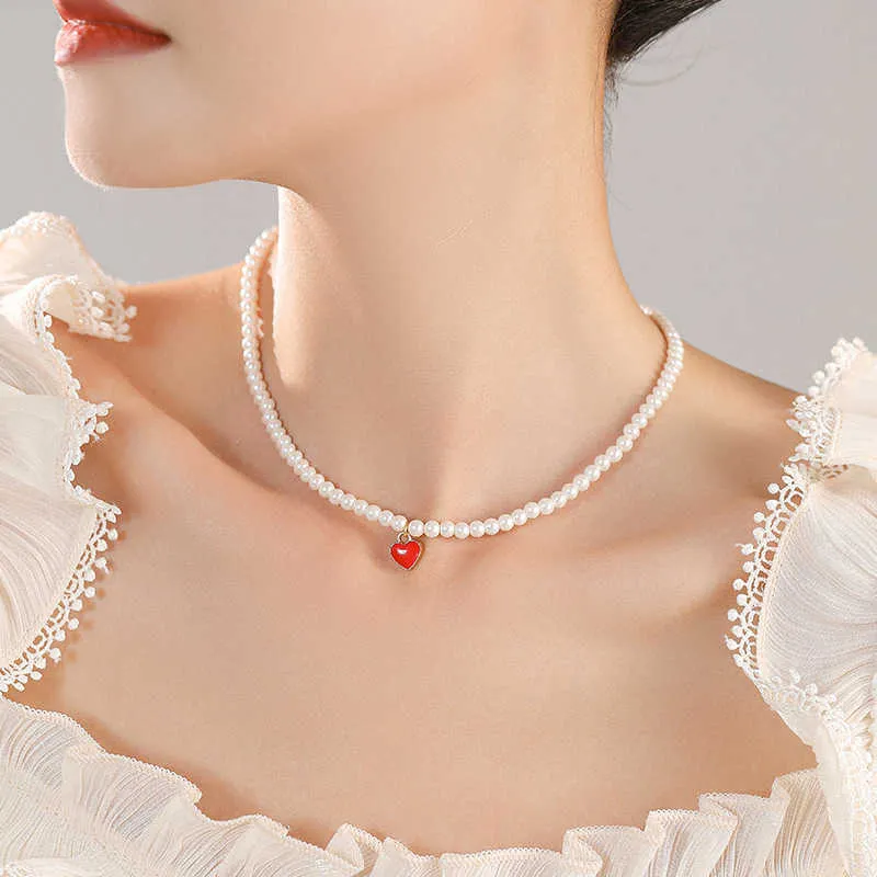 Ny röd kärlekhänge Shi Family Pearl Necklace Women's Light Luxury French Collar Chain Small and Sweet Neckchain