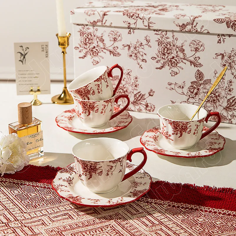 Mokken retro bloemen patronen Patronen Koffie beker Set European Style Tea Cups Sets Middag Huishoudelijk Keramische watermok Melkplaat 230818