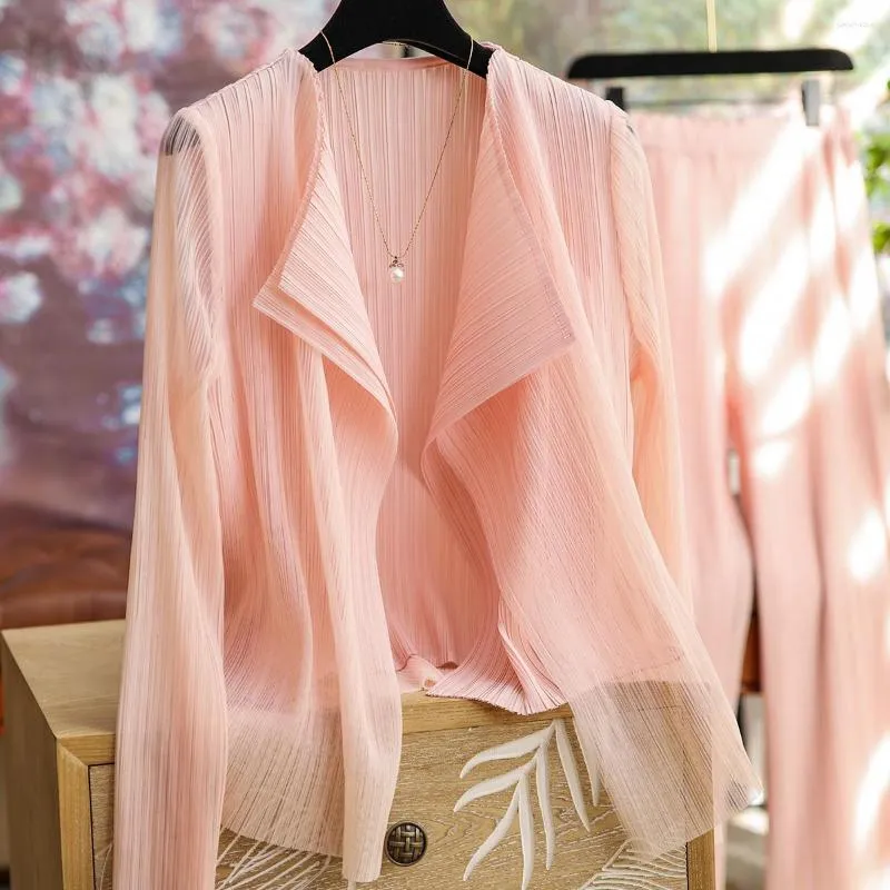 Kvinnors tvådelar byxor Miyake veckat hantverksnät skarvning Cardigan Fashion Suit Female Temperament Slim 2-Piece Plus Size Casual Clothing