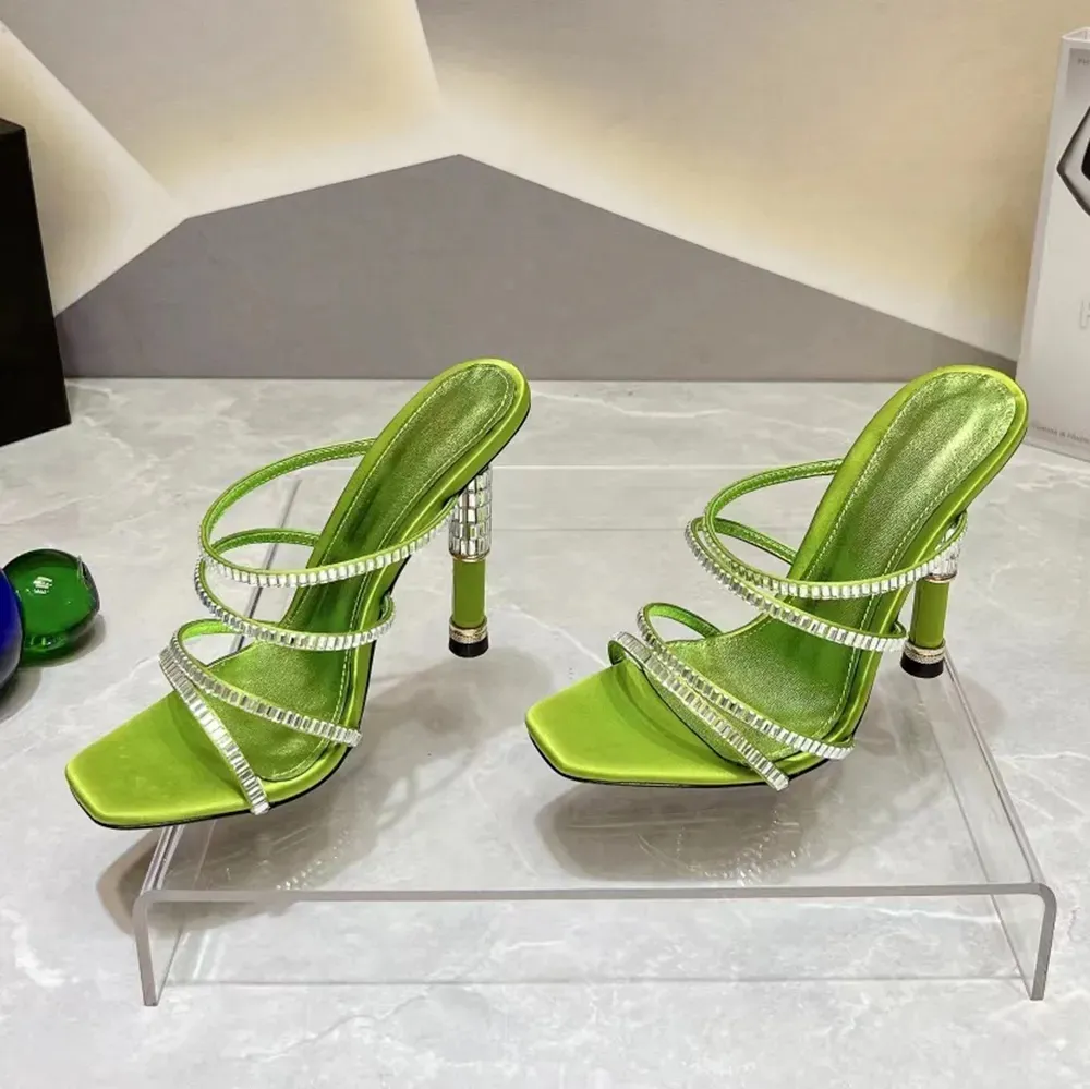 Rhinestone ozdobione kapcie z paskiem muły Muletso Sandałów śluzowaty zjeżdżalnia ślizgowe kwadratowe palce końcowe otwarte palce dla kobiet luksusowe projektantki dla kobiet Fabryczne obuwie