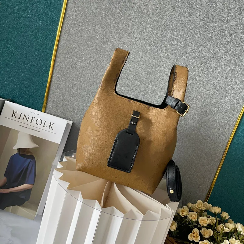 2023 Дизайнерская высококачественная сумка для плеча с изысканным дизайном конверта, модным женским портативным плечевым кошельком.