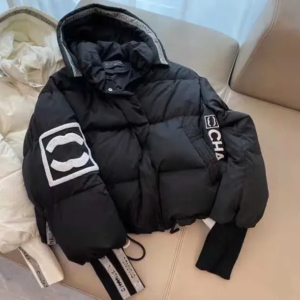 Domans ontwerper Down Jacket Autumn and Winter Women Puffer Jackets Coat Borduurwerk C Revel Hooded Zipper Casual Korte Kleine Parka Giacca Wind Breakher Channel Coats