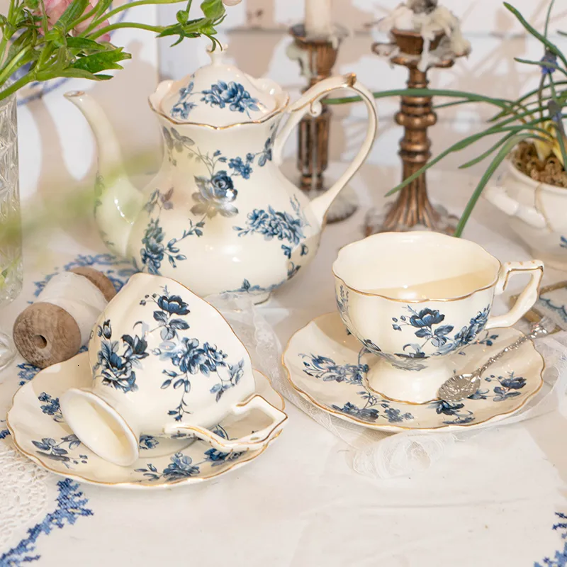 Mokken Vintage Blue Teapot Tea Cup Set Rose keramisch Engels Country Country Skaks Pot Classical Home Kitchen Dessert Cake Plate 230818