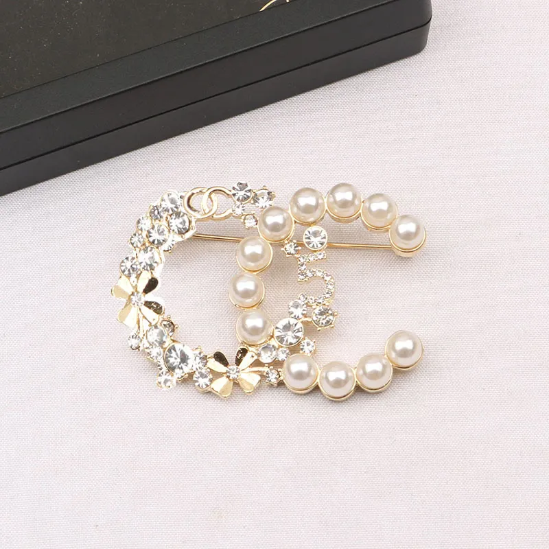 9110New style inlaid fashionable pearl brooch temperament women's diamond brooch gold and silver letters Christmas gift hit the trend