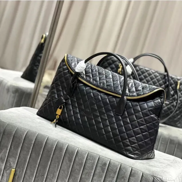 Airport/Travel Bag 2023 Spring Giant XXL Y Designer Classic Quilted Genuine  Leather Tote Large Capacity Black Plaid Shoulder Bag Handheld Crossbody Bag  From Soundbag, $195.86