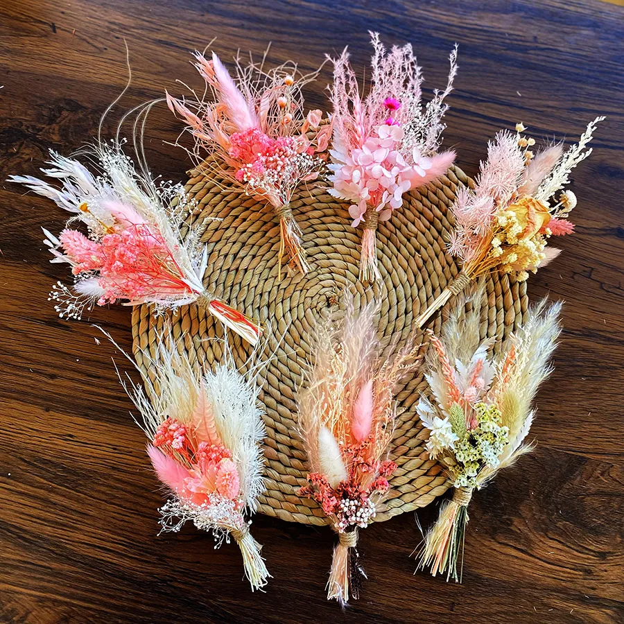 Gâteau de mariage avec fleurs séchées : présentation complète