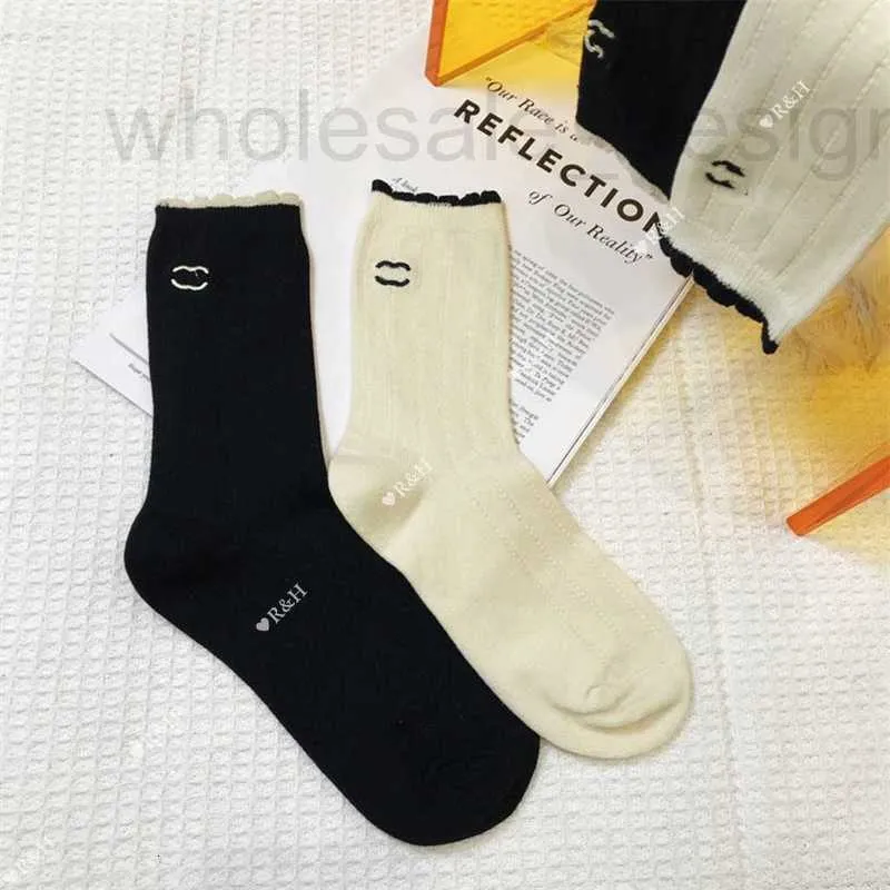 Chaussettes Bonneterie Designer 2023 Printemps / Été Nouveau luxe dentelle creuse tendance respirant et absorbant la transpiration bas à manches moyennes YPXG