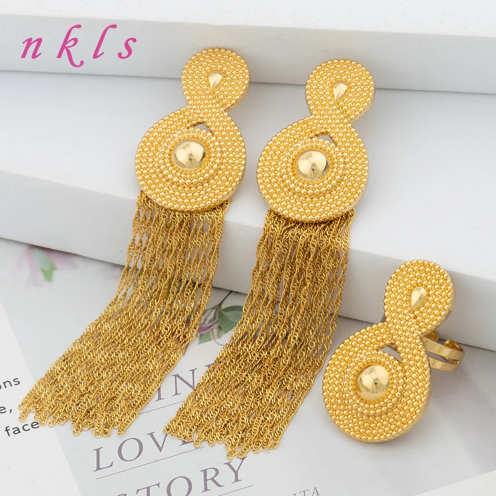 Oorbellen ketting sieraden sets voor vrouwen Dubai retro koperen oorbellen 18k gouden kleurringen sets Italiaanse luxe bloemenjuwelen voor feestaccessoires 230820