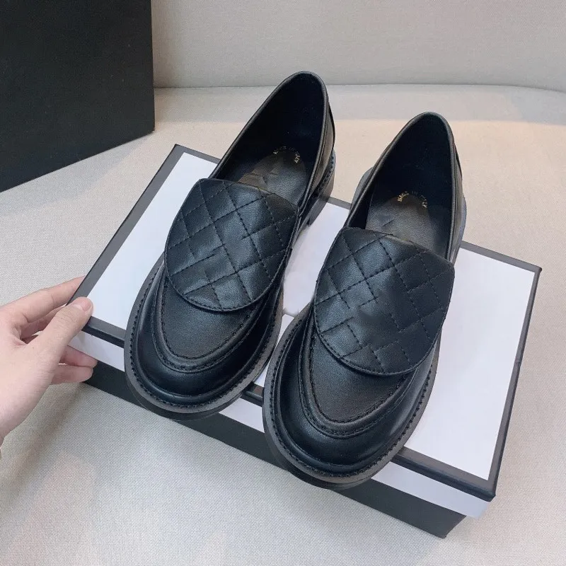 Designer-Kleiderkanäle Neue Luxus-Loafer-Schuhe für Damen, Marke mit umgedrehter Kante, flacher Mund, lässige flache Schuhe, weibliches echtes Leder, einzelne Pantoletten, Schnallenschuh