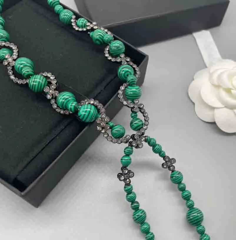 2023 Collar con colgante de amuleto de calidad de lujo con cuentas de concha de naturaleza verde enchapado en negro con sello de caja PS7606B