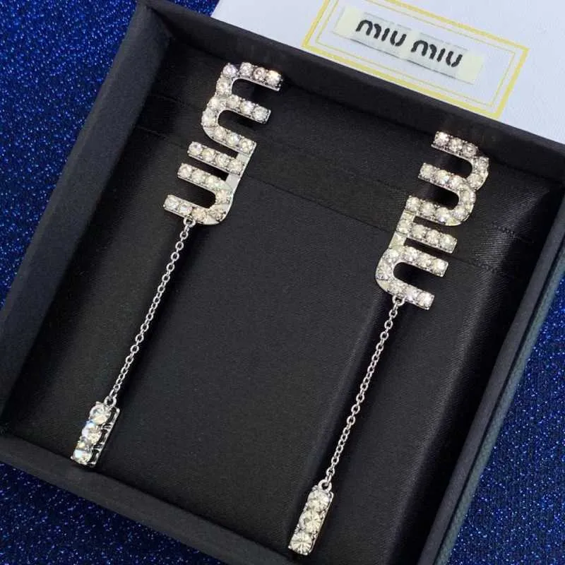 Toppdesigner Miumiu Fashion Earrings Letter Full Diamond Miu Crystal Female Style Rhinestone Long Earline Valentine's Accessories smycken