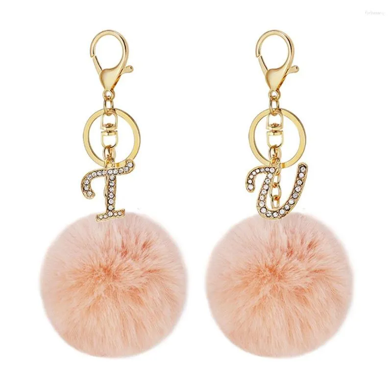 Keychains 26 Engelse alfabet roze pluche ball sleutelhanger voor vrouwen auto legering tas sleutelhanger charmes letter ring accessoires ornamenten