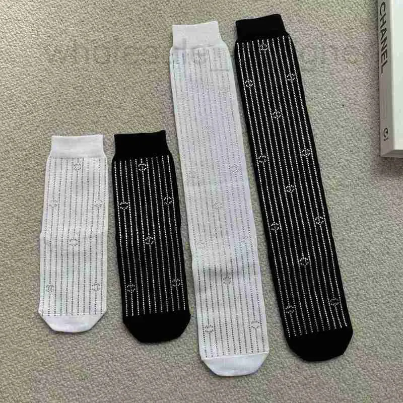 Носки Чулочно-носочные изделия Дизайнерские модные роскошные чулки с буквами в вертикальную полоску Черно-белые мигающие ромбы Носки средней длины для женщин MC6H